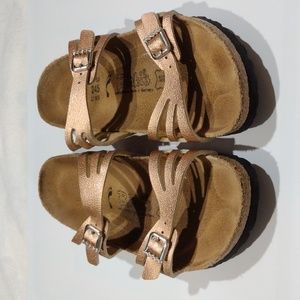 Birkenstock birki's women's sandal in rosey-gold.